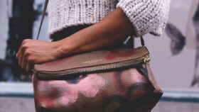 GRAINY LEATHER AND HOUSE CHECK SHOULDER BAG